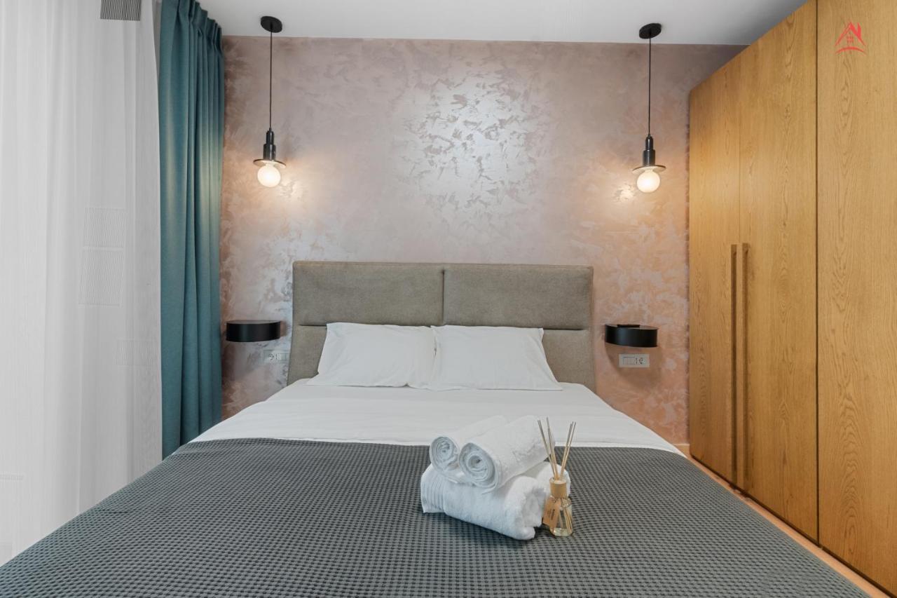Apartament Opera Residence - Cismigiu, Eroilor, Free Private Parking Bucarest Esterno foto